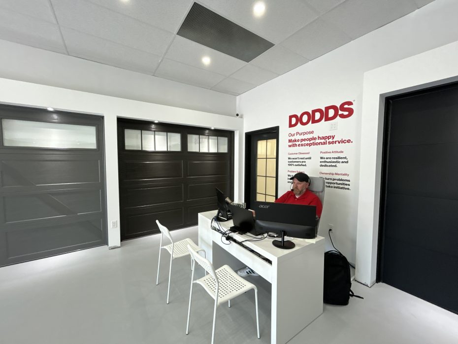 dodds-garage-door-showroom-whitby-hardware-window-details