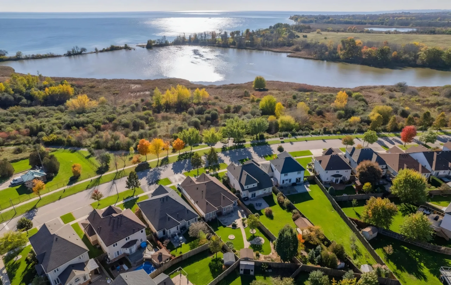 Suburban neighborhood near the Oshawa waterfront showcasing homes ideal for garage door upgrades.